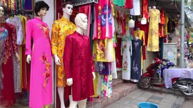 Canlı geleneksel giysiler giymiş mankenler.