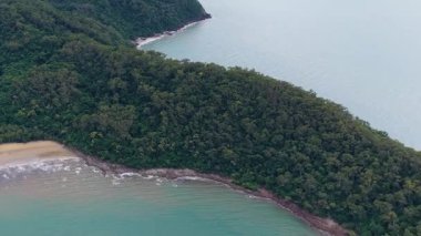 İnsansız hava aracı yağmur ormanlarının uzak kumlu sahil şeridini görüntüledi