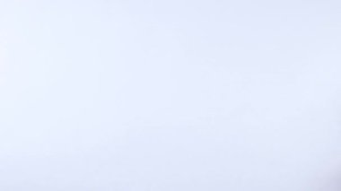 Yüzeyde hareket eden çeşitli renkli toplar