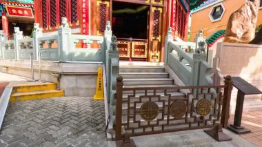 Karmaşık mimarisi olan renkli bir tapınak girişi