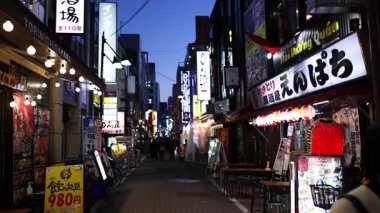 Canlı bir Japon caddesinde yürüyen yayalar