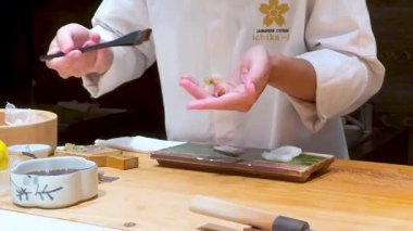 Şef Bangkok restoranında ustaca suşi yapıyor.