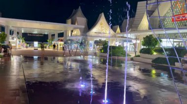 Bangkok Plaza 'da renkli su gösterimi