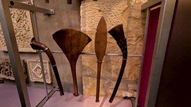Bir müze ortamında tarihi aletler sergisi