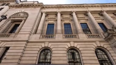 Tarihi bina cephesinin ayrıntılı görünümü