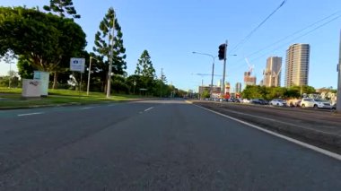 Broadbeach 'de şehir sokaklarında gezinen araçlar