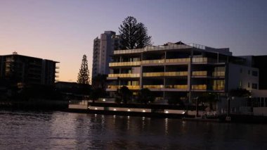 Altın Sahilinde gün batımında binalar ve su