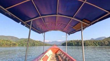 Sakin, resimli bir göl boyunca tekne yolculuğu