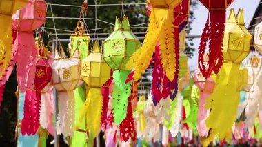 Geleneksel fenerler sallanıyor ve hafifçe hareket ediyor