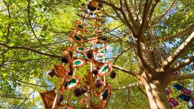 Geleneksel mobil ağaç gölgesinde sallanıyor