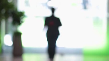 Bina girişinden çıkan şahıs.