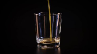 portakal suyu bir bardak dökülür varlık