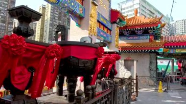 Ziyaretçiler canlı Hong Kong tapınağını keşfediyorlar.