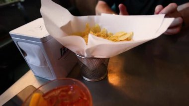 Barda cips ve kokteyl.