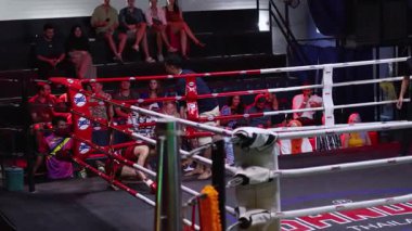 Bir kadın dövüşçü maça hazırlanıyor.