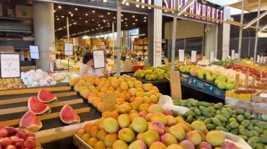 Hareketli pazar tezgahlarında renkli ürünler sergileniyor