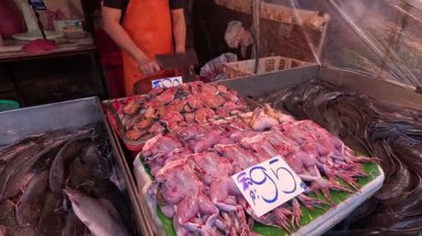 Meşgul bir pazarda deniz ürünleri tedarikçisi