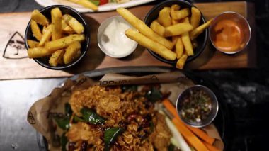 Eller patates kızartması ve tavuk kanadı istiyor.