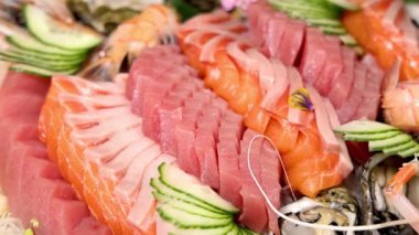 Suşi ve sashimi çeşitleri çok güzel sunuldu.