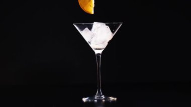 Buza konmuş portakal dilimi.