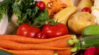 Beyaz arka planda çeşitli sebzeler.