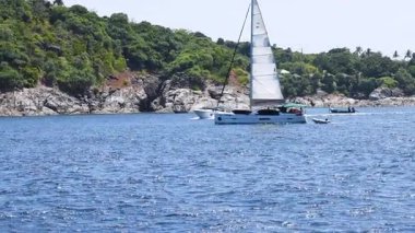 Manzaralı Phuket kıyılarında süzülen yelkenli.