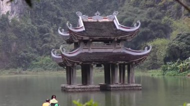 Turistler geleneksel pavyonun yanında kürek çekiyorlar