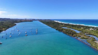 Tweed Nehri 'ndeki tekneler açık mavi gökyüzünün altında