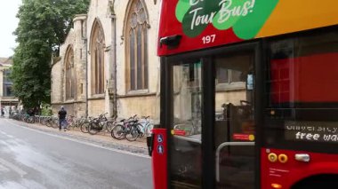 Tarihi Oxford binalarını geçen elektrikli tur otobüsü