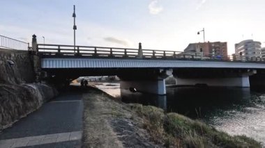 Şehir manzarası günden akşama değişir.