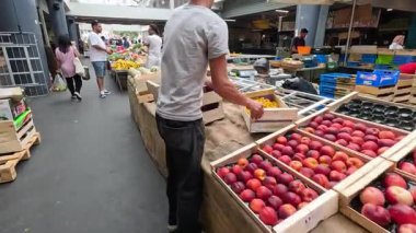 Canlı piyasa taze ürün ve etkileşimler sergiliyor