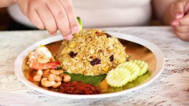 Ananaslı pilav tabağının üzerine limon sıkıyorum.