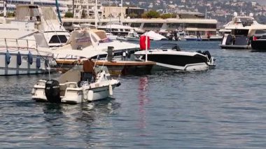 Tekneler Monte Carlo rıhtımında manevra yapıyor ve kenetleniyor.