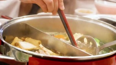 Tayland 'da taze malzemelerle güveç hazırlıyorum.