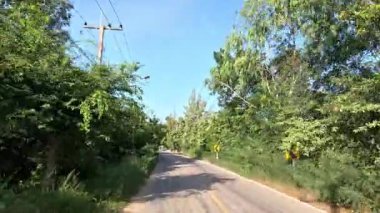 Huzurlu, yeşil bir banliyö yolunda bir ilerleme.