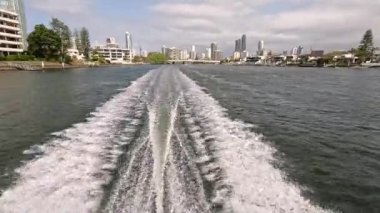Şehrin nehir kıyısında sürat teknesi yolculuğu