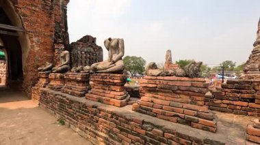 Ayutthaya 'daki pagoda ve Buda heykellerinin kalıntıları.