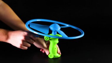 El kumandalı uçan oyuncak.