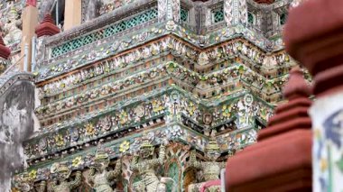 Wat Arun 'un dekoratif mimarisinin yakın plan görüntüleri