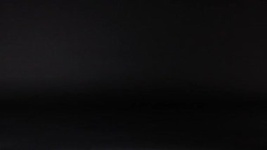 Mor bir tenis topu çerçeveler arasında hareket eder