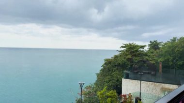 Tayland 'ın Phuket kentindeki bir restorandan okyanusun sakin manzarası, bulutlu bir fırtınadan önceki sessizliği yakalıyor.