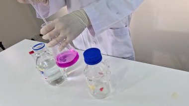 Renk değişimiyle kimyasal reaksiyon gösterisi