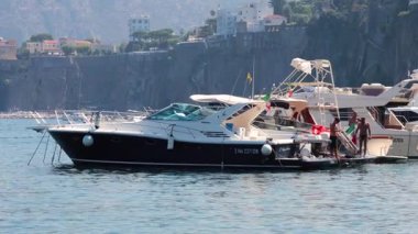 Sorrento kayalıkları yakınlarındaki bir teknede turistler