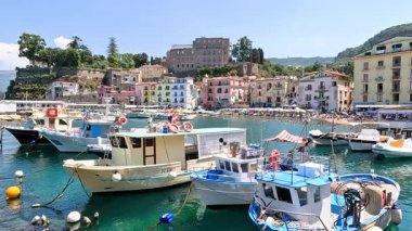 Sorrento, İtalya 'da renkli tekne ve binalar
