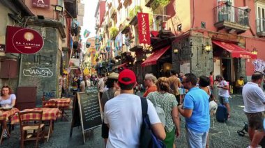 Bir kafe yakınında kalabalık bir cadde.