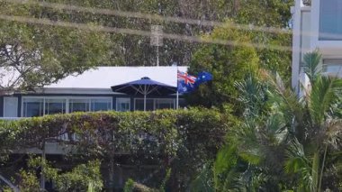 Avustralya bayrağı rüzgarda dalgalanıyor