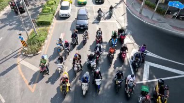 Bir kavşaktan geçen araçların hava görüntüsü