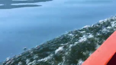 Suyun üzerinde hareket eden bir teknenin pruvasına yakın çekim