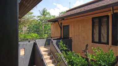 Bitkilerle dolu bir tatil köyü balkonunun zaman aşımı