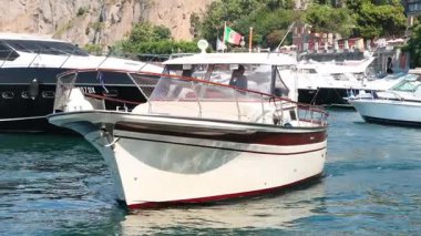 Sorrento 'nun yoğun limanında gemiler manevra yapıyor.